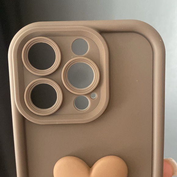 iPhone 15 pro brown flexible case with a 3D heart decoration - Picture 3 of 5